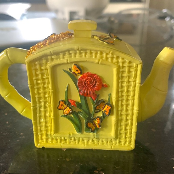 Nini mini tea pot plaster figurine. Green floral theme with chain link lid - Picture 2 of 6